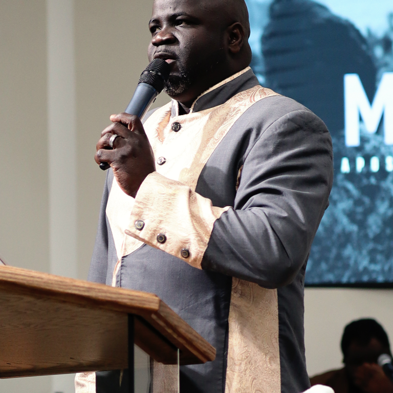 pastor-d-smith.webp